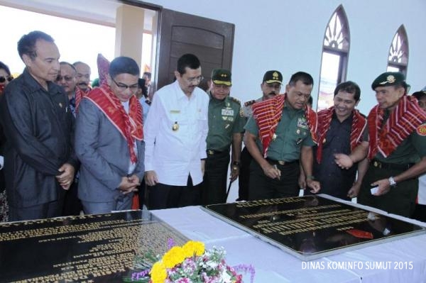 Panglima TNI dan Plt Gubsu Resmikan Mesjid dan Gereja Relokasi Pengungsi di Siosar